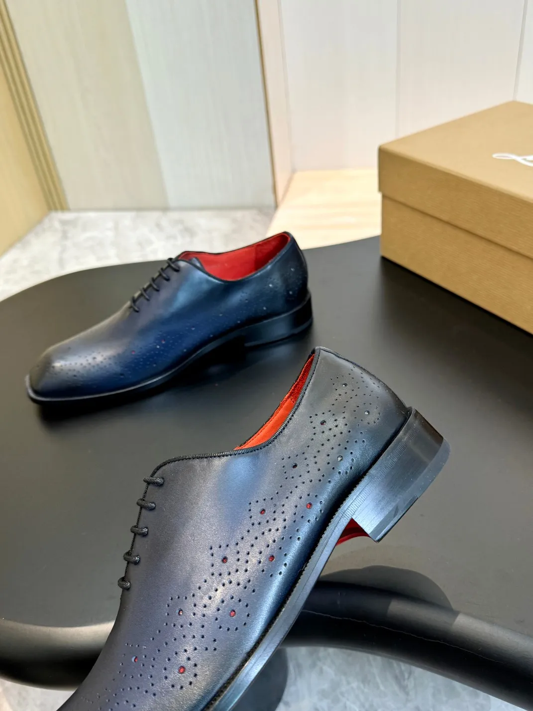 💰960 Christia*.Loubouti* high-end men's business formal leather shoes, original genuine cowhide red sole, imported Italian cowhide outsole, first-layer cowhide, water-dyed cowhide lining, high-end luxury. Size: 39-44 (customized at 38.45.46)✅